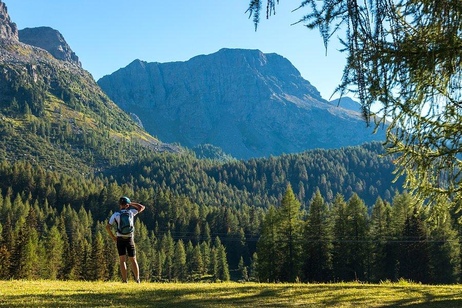 Piotrek wypatruje jeziorka