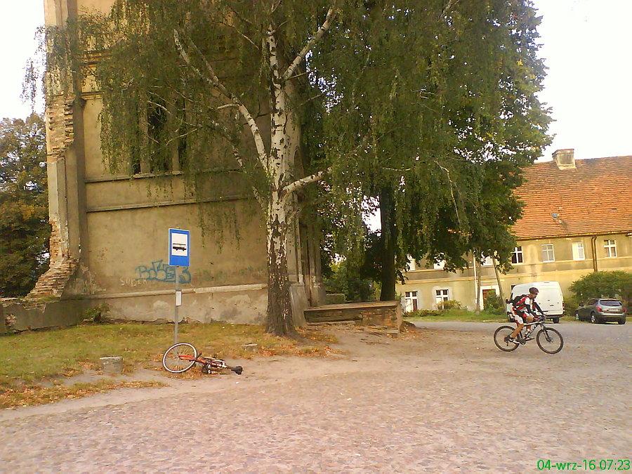Kożuchów. Przypałowe miejsce na przystanek i pierwszy upadek Huragana z nowym siodłem :((