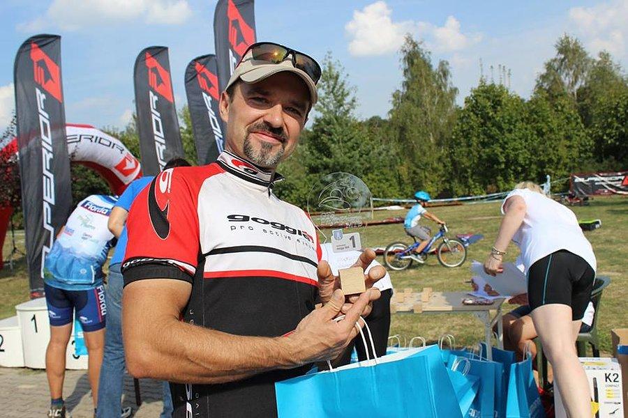 Dumny JPbike z pucharkiem zawierającym cyferkę PIERWSZY :)