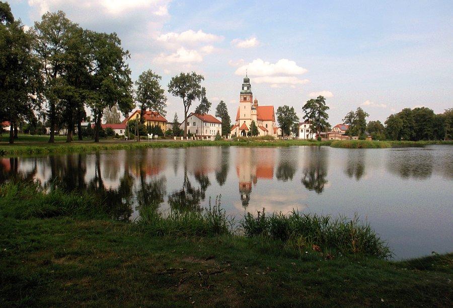 Zębowice, staw i kościół