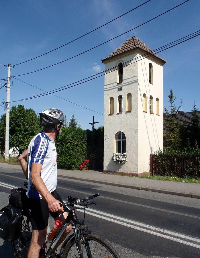 Kapliczka wieżowa przy drodze do Ozimka
