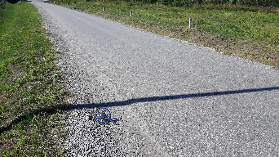 Tam na asfalcie, coś błyszczy z dala