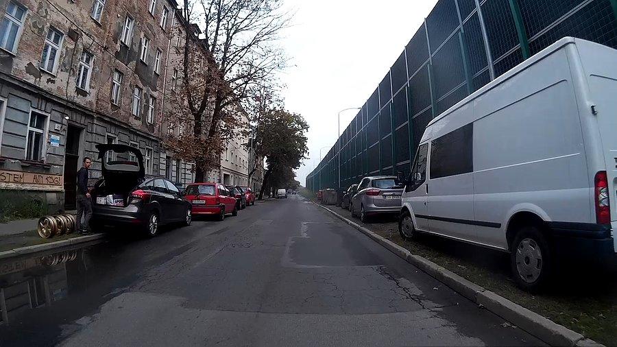 Złote felgi... pewnie łańcuch też ma złoty ;)