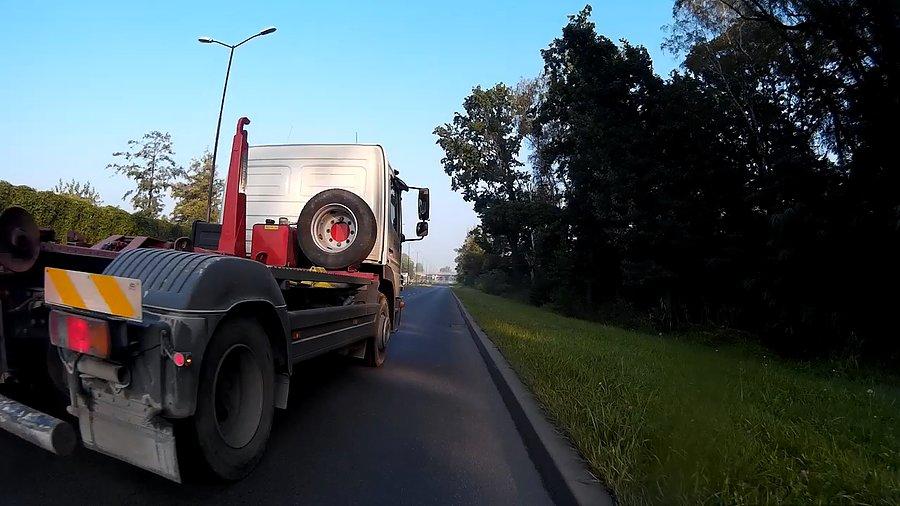 Debil który po wyprzedzeniu nagle odbił w prawo