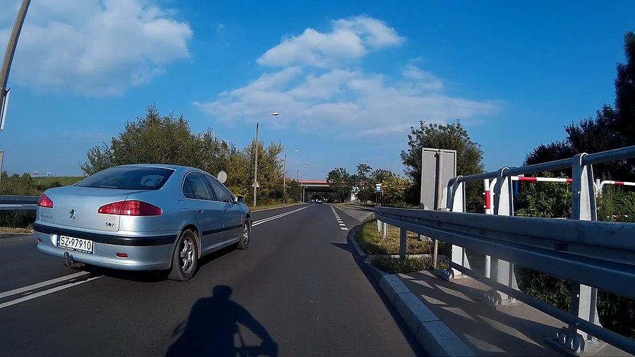 ... wyprzedzania na moście, na podwójnej ciągłej