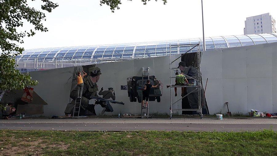 Na drabinach, rusztowaniach i w kucki - tak powstaje mural na Żoliborzu