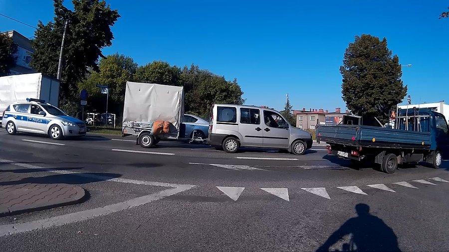 Trochę samochodów jednak jest :)