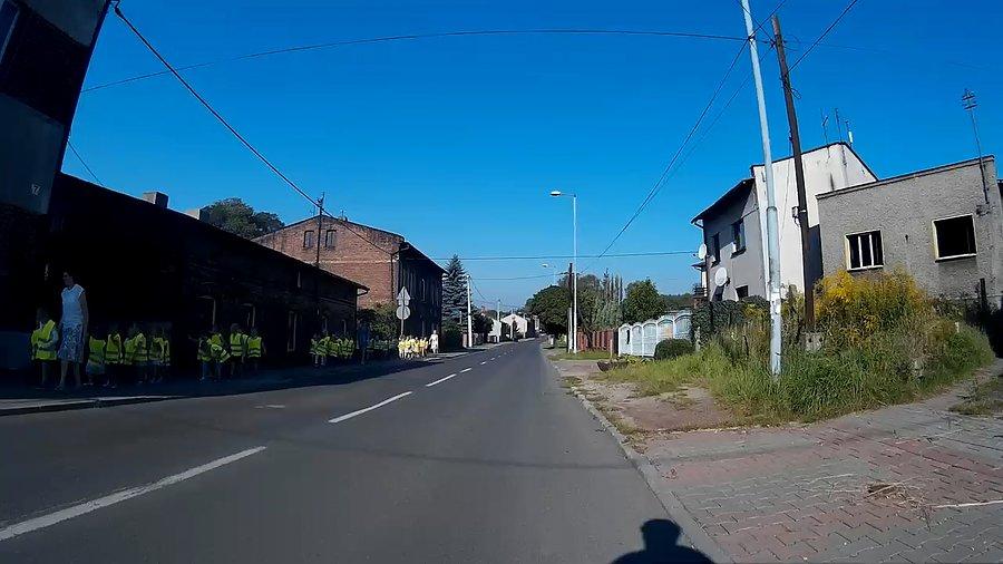Dzieci wesoło wybiegły z przedszkola