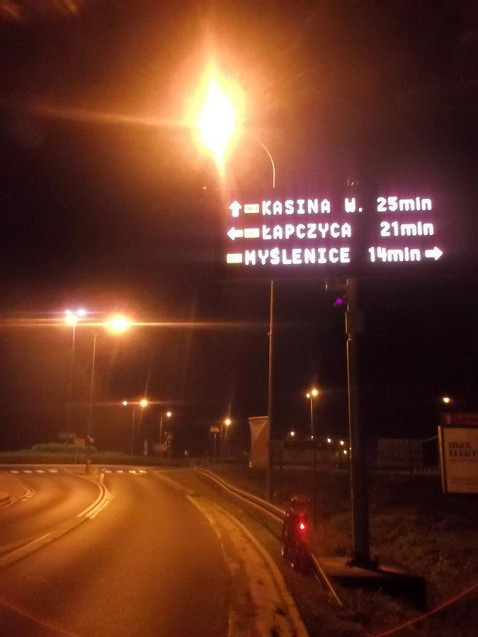 Na rondzie przed Dobczycami. Do Kasiny samochodem 25 min. Rowerem 1h 25 min