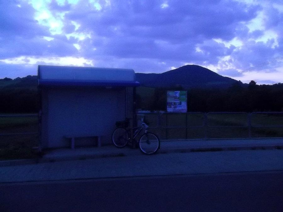 Odpoczynek na przystanku. Szczyt po prawej to Grodzisko w paśmie Ciecienia