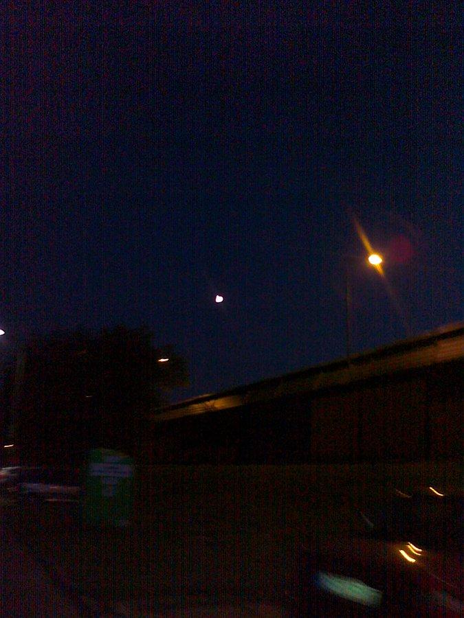 Środkowa lampa to księżyc