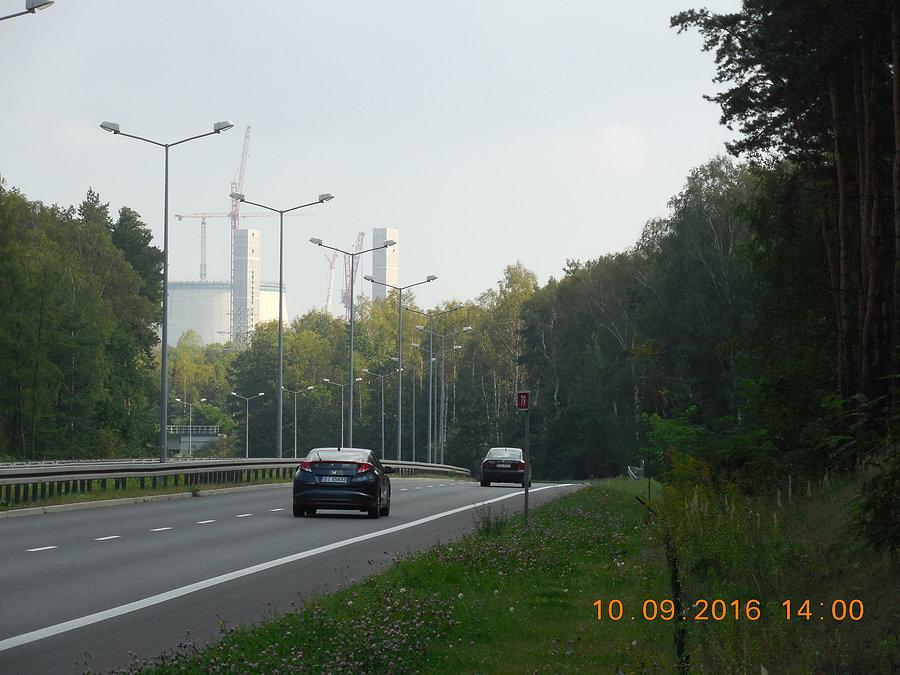 Z wielu miejsc widać powstającą chłodnię kominową