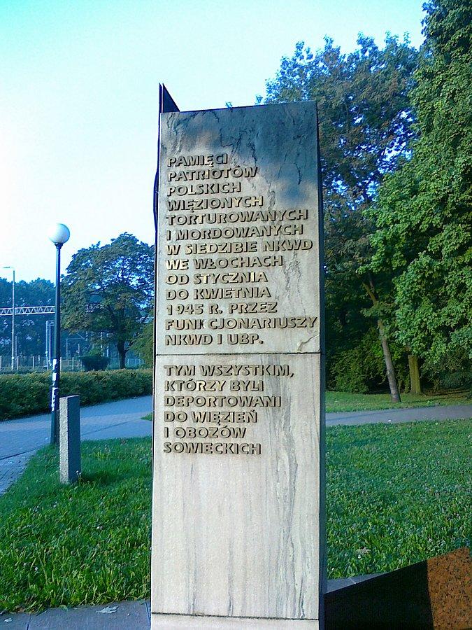 Przy Parku Komatantów. Niestety, zdjęcia od południowej strony całkiem wyblakły, trudno nawet stwierdzić, że tam były