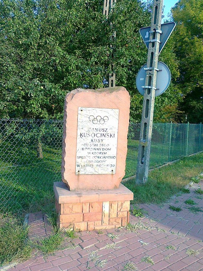 W tym miejscu stał dom, w którym urodził się i mieszkał Kusociński.Tablicaprzy Poznańskiej w Ozarowie, a może to już Ołtarzew