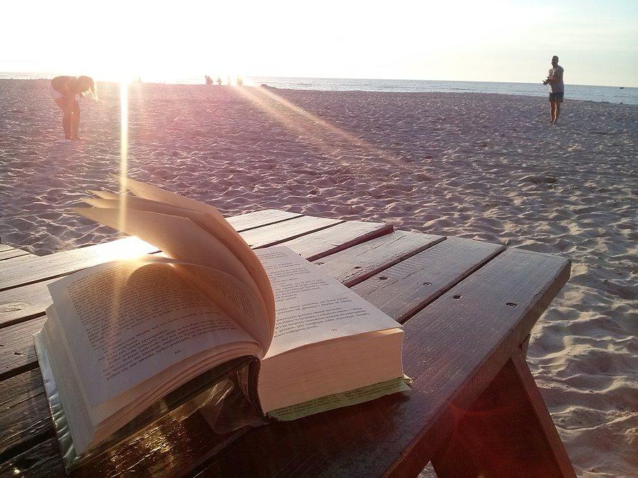 Książka na plaży