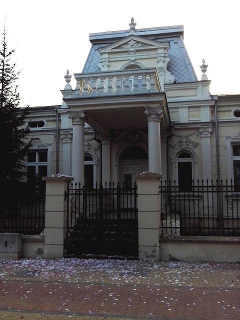 Przed Urzędem Stanu Cywilnego w Tomaszowie