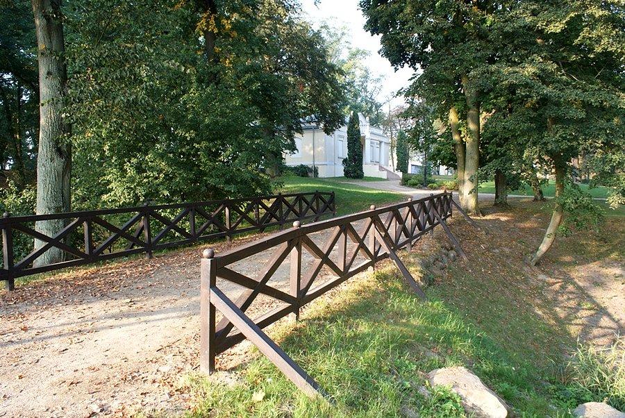 Przez mostek do parku
