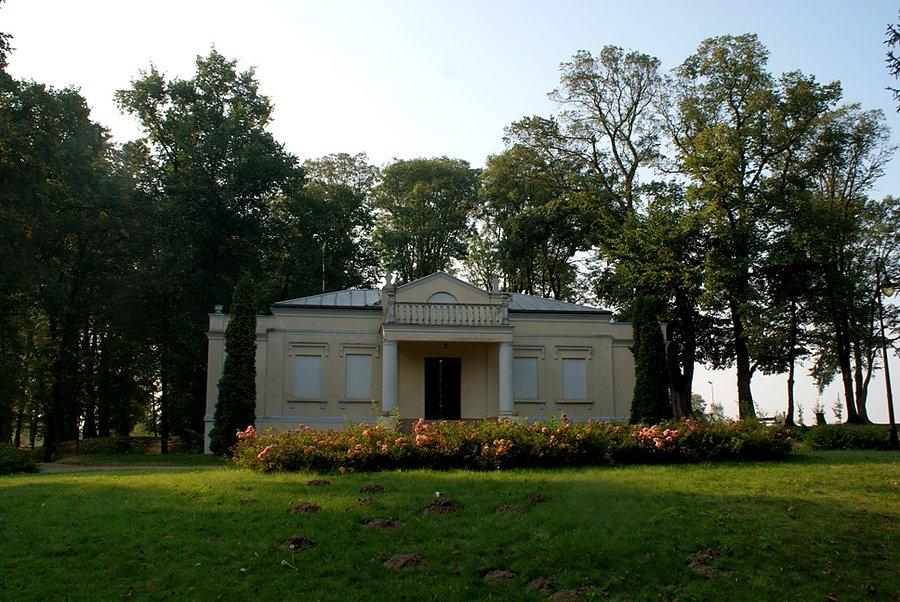 Scena letnia od tyłu w zabytkowym parku