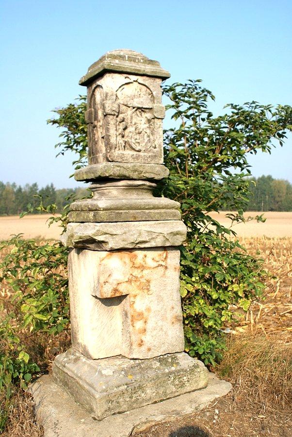 Kapliczka w polu kukurydzy
