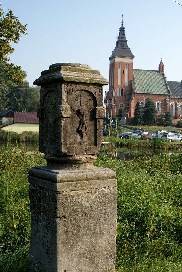 Kolejna kapliczka z 1635 r. na tle krzemienickiej parafii