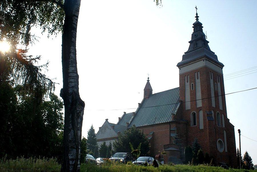 Parafia w Krzemienicy pw. św. Jakuba Apostoła została wybudowana w 1598-1600 w stylu gotyckim