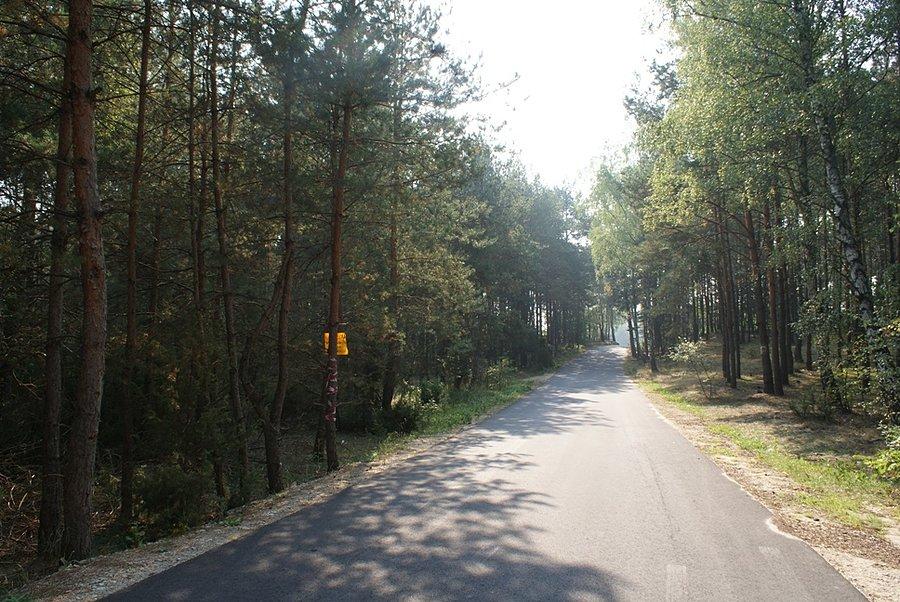 Droga na Stansiławów Lipski powinna być gruntowa, a tu proszę. Jedzie się jak po stole