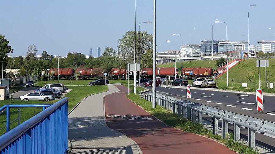 Cysterny kolejowe na przejeździe ul. Wirażowa