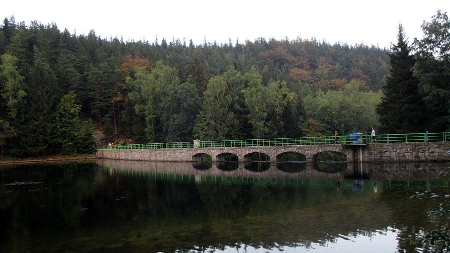 Zbiornik na Łomnicy. Powolutku jesień w górach nabiera barw