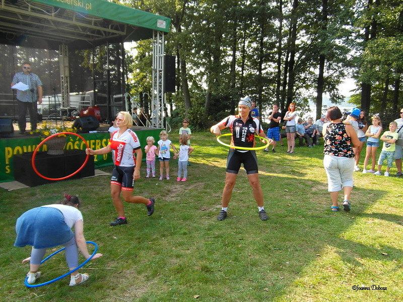Festiwal Żurawiny - Dobrogoszcz 2016 - zawody w kręceniu hula-hop