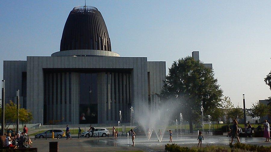 Gorace wrzesniowe popołudnie prowokuje dzieci do ochłody w strumieniach fontanny przed świątynią Opatrzności Bożej