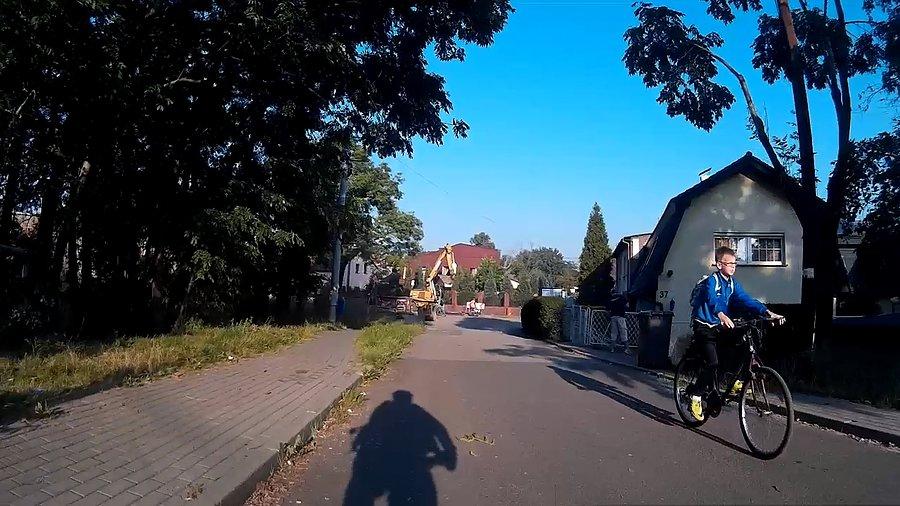 Jedzie chyba do szkoły