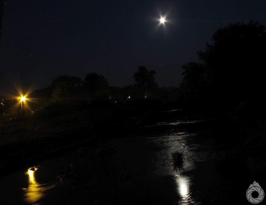 Lampa i księżyc nad wodami Rabki