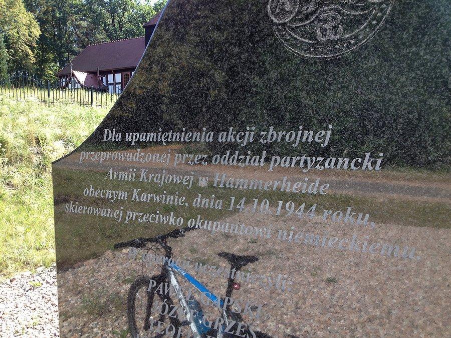 Zbliżeni na tablicę pomnika