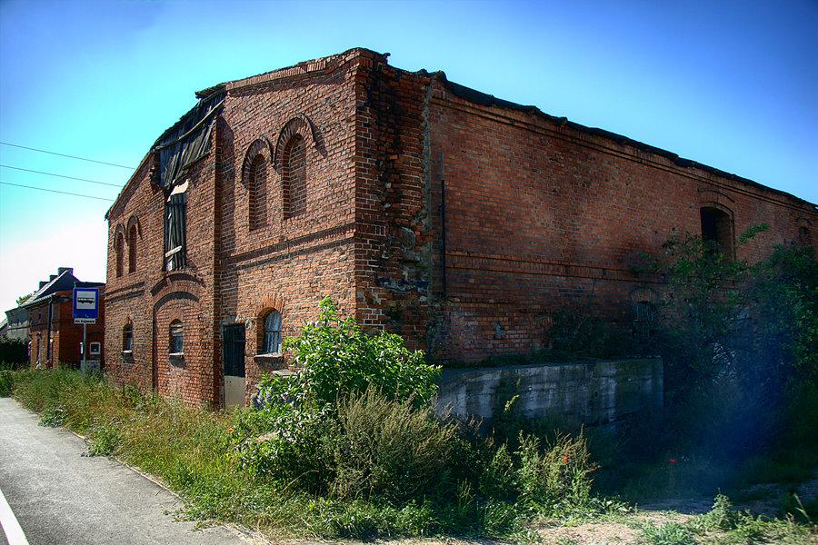 Coraz bardziej w ruinę popadające budynki