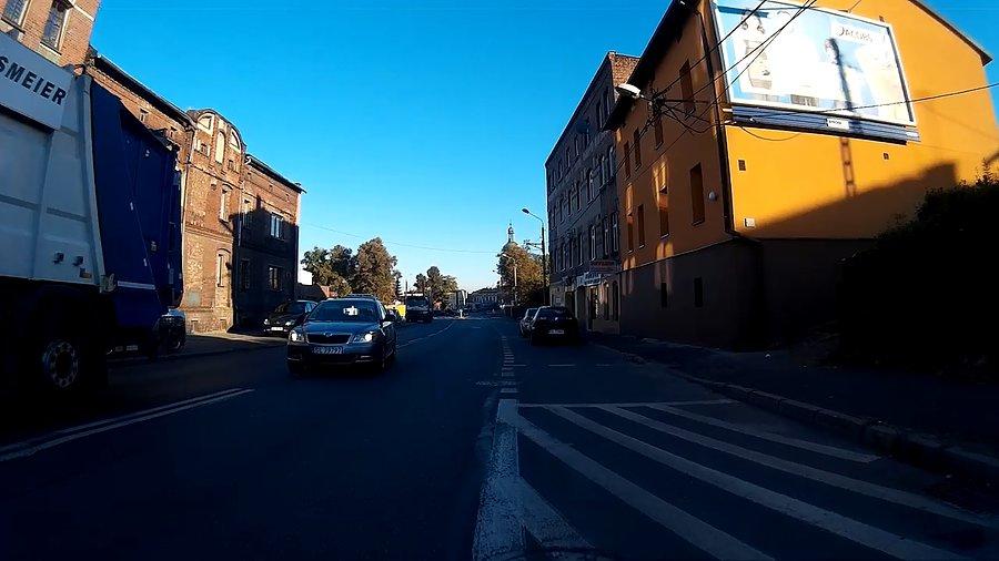 Długo jechał za śmieciarką, dopiero w chwili gdy się zbliżyłem postanowił ją wyprzedzić, dobrze, że szosa w tym miejscu była szeroka