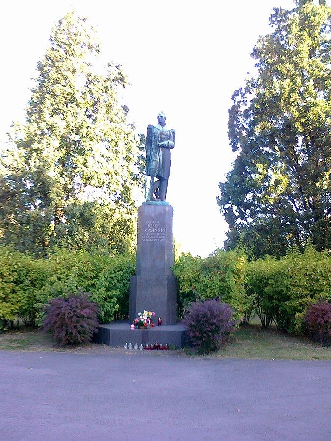 Pomnik Sowińskiego w parku jego imienia
