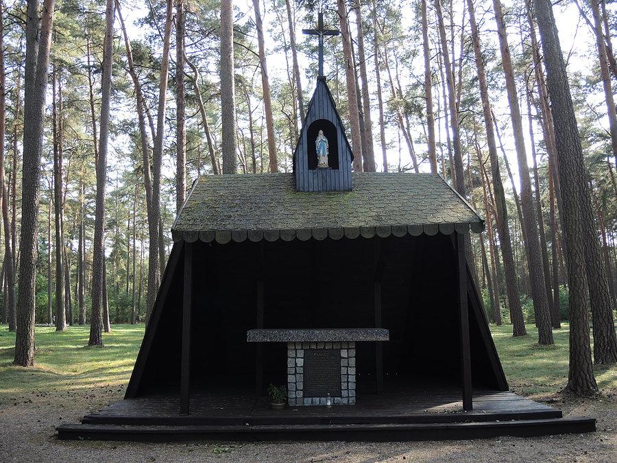 Przed grobami ustawiona jest kapliczka z ołtarzem