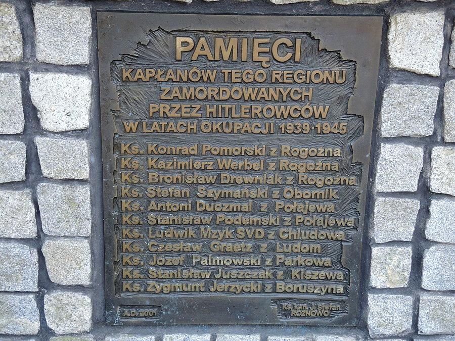 Tablica na ołtarzu poświęcona zamordowanym kapłanom z tego regionu