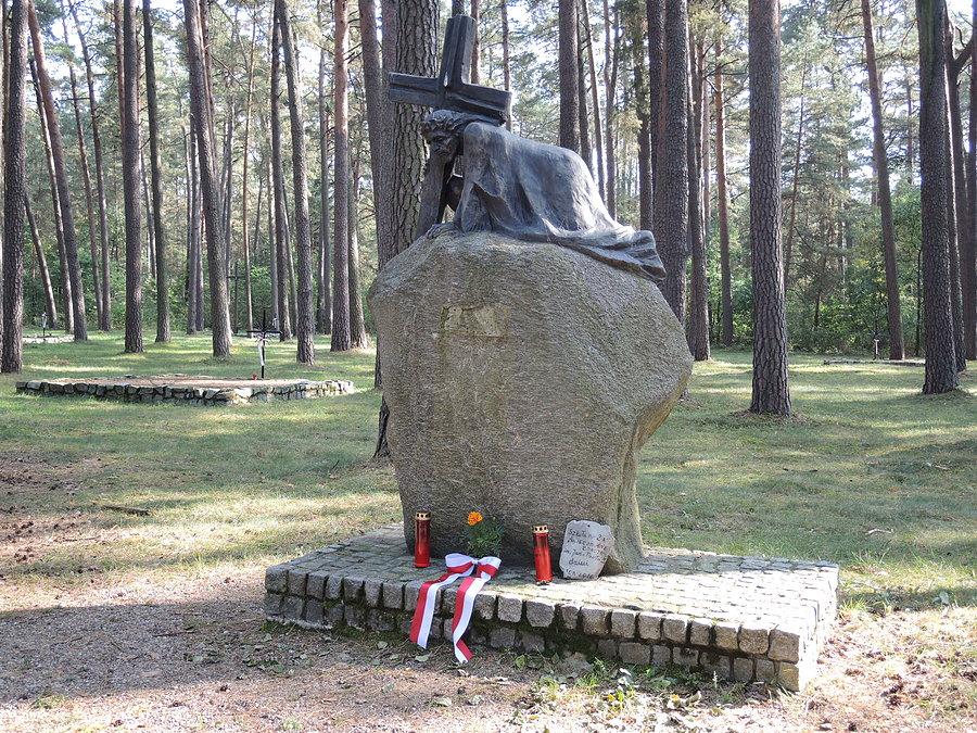 Na dojściu do cmentarza umieszczonych jest 14 głazów z "drogą krzyżową"