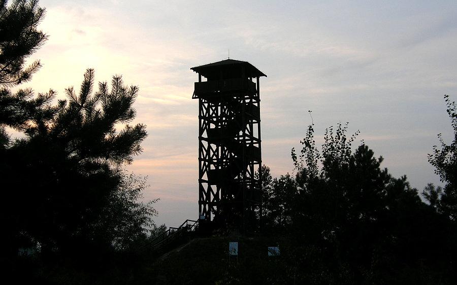 Wieża na Osowej Górze w porze wrześniowego zachodu słońca