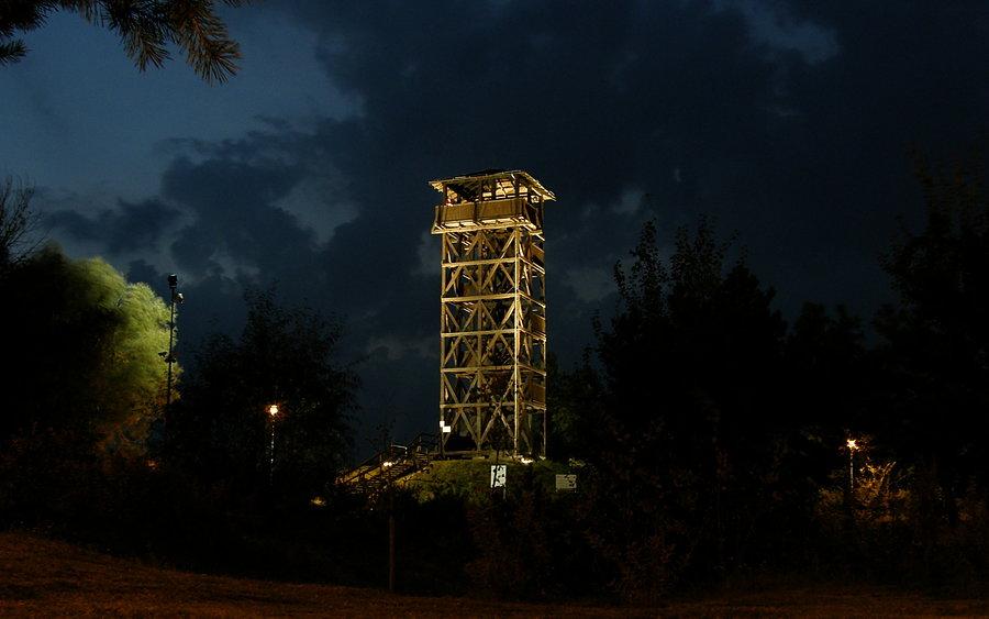 Iluminacja wieży jest ładna, ale nocny widok ze szczytu średni