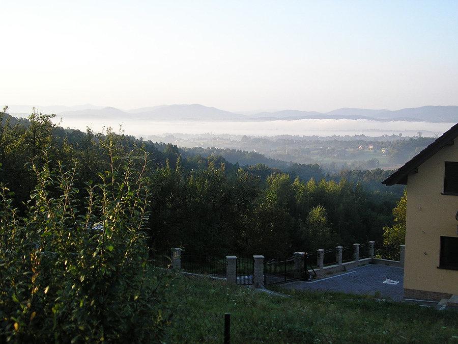 Mgły w dolinie Raby. Trzebe będzie w nie zjechać