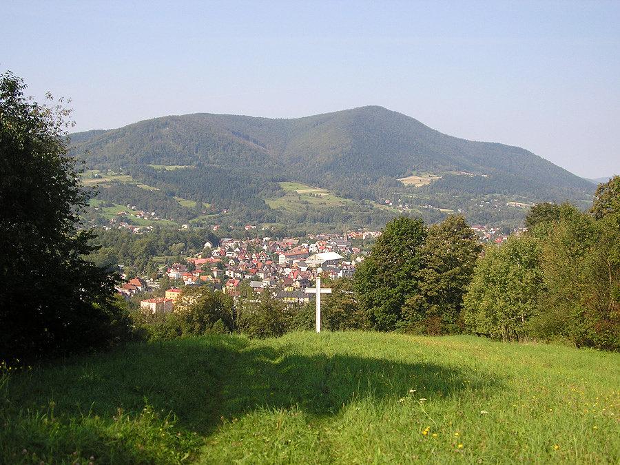 Na 1. planie krzyż na Grunwaldzie, na 2. Mszana a na 3. Szczebel