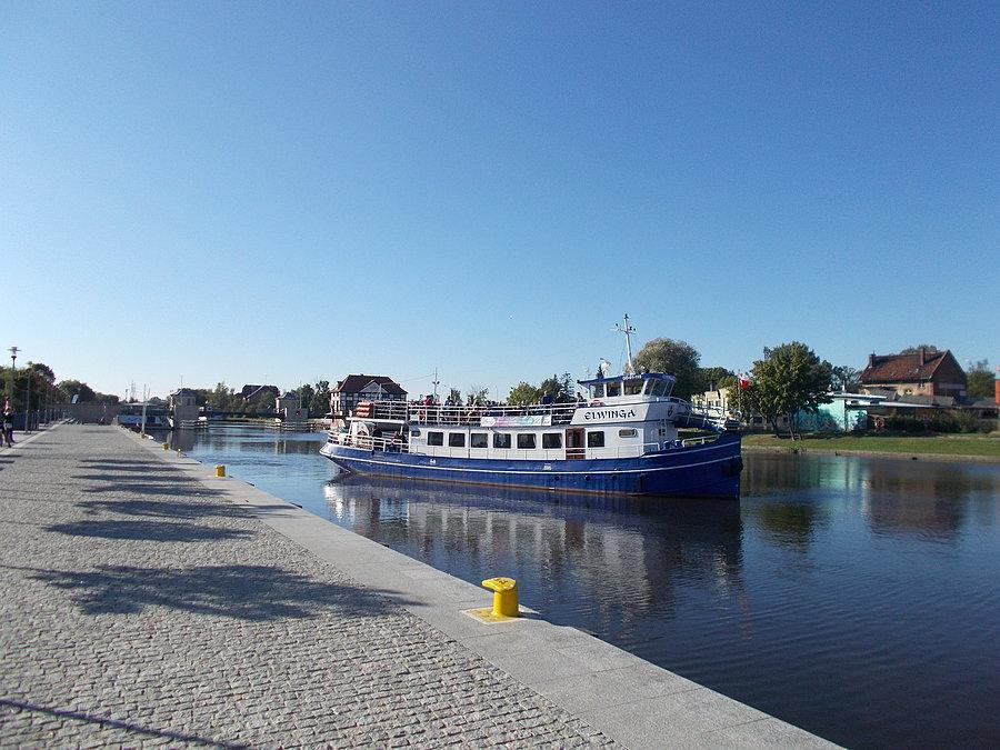 Elwinga odbija od brzegu IV Portu Morskiego RP