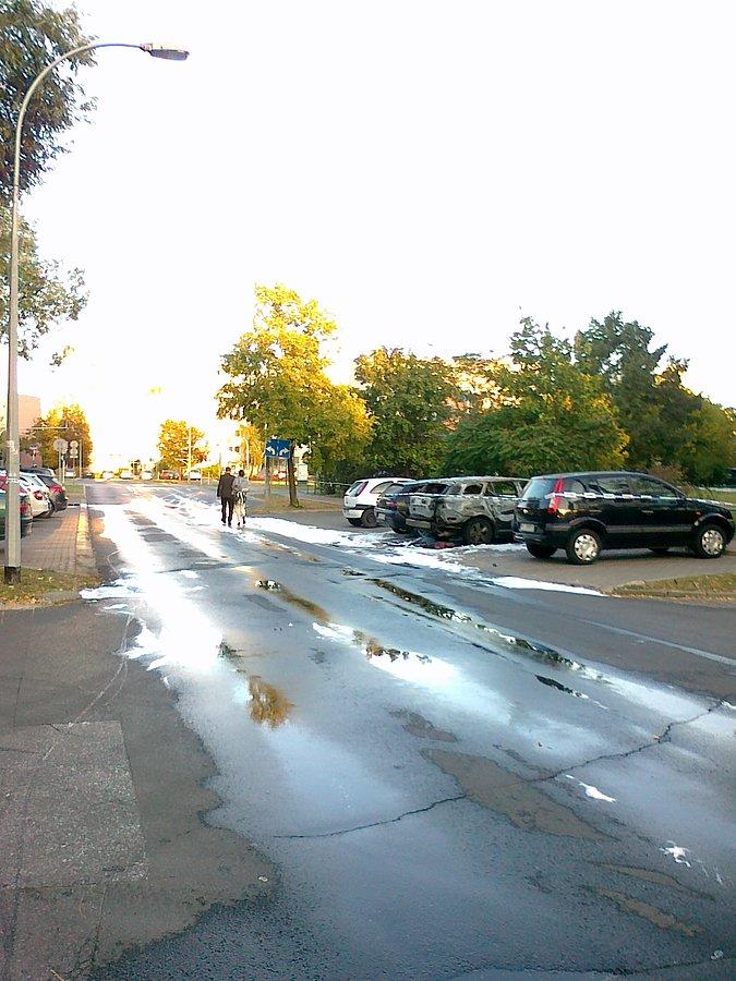 Spalony samochód na Widawskiej.Po akcji strazaków była jeszcze piana i woda