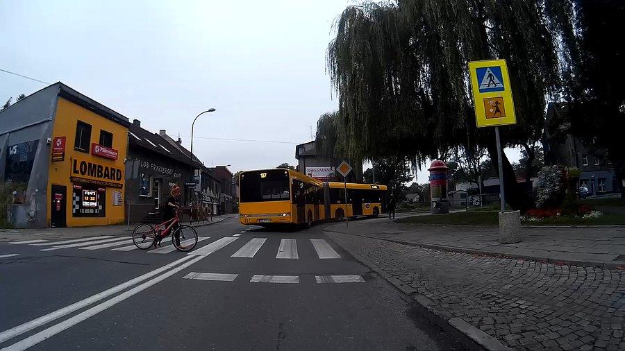 Trzeba przepuścić rowerzystkę