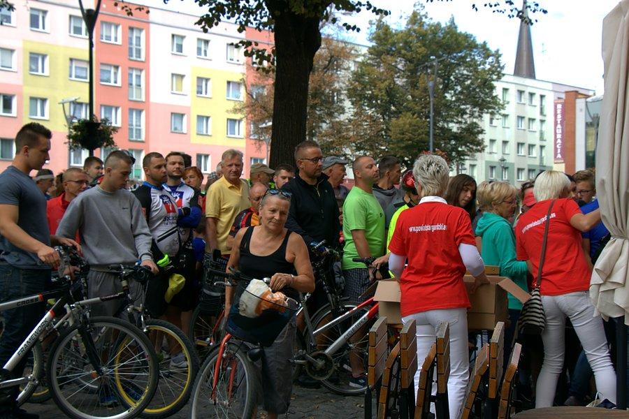 Swoje w kolejce trzeba było odstać po numerek i gadżety