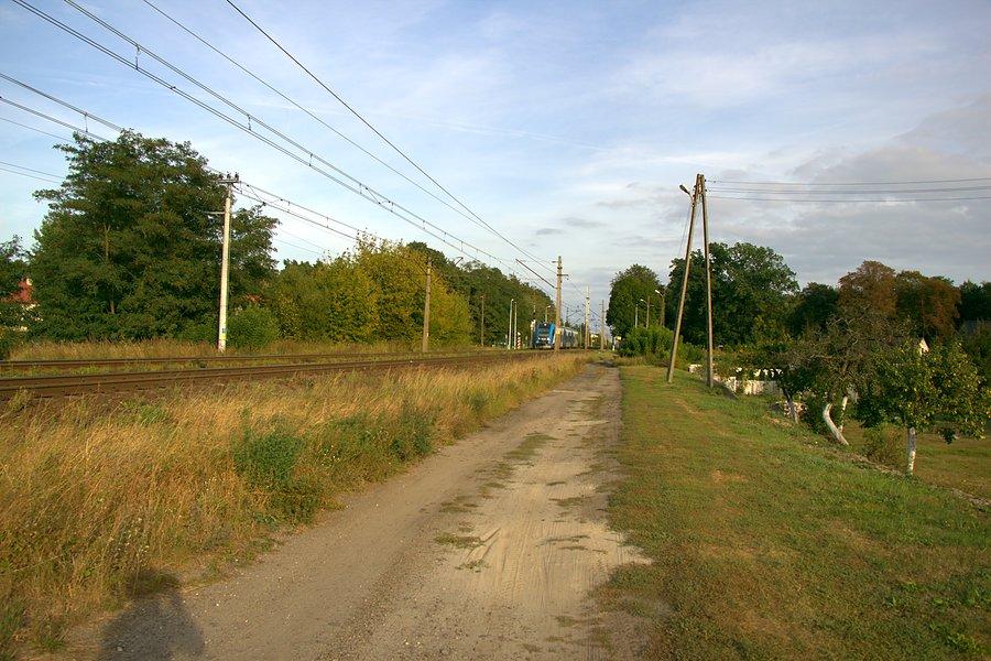 Wzdłuż torów do Grzędzic