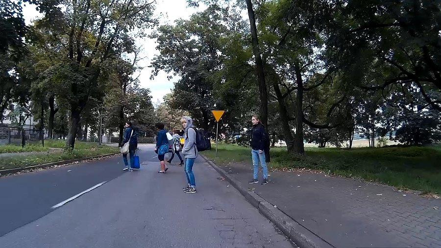 Dzieci wesoło wpadają pod koła