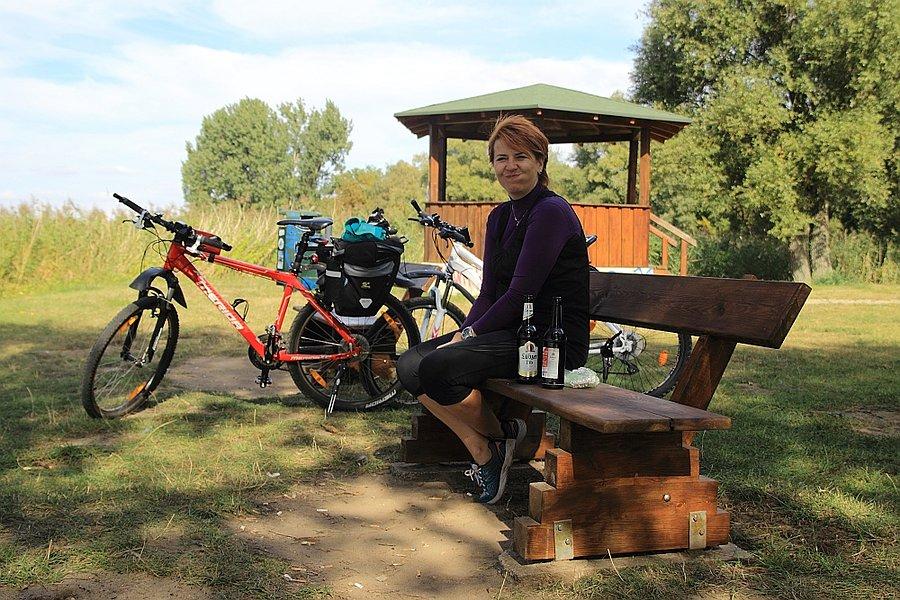 Aga nad jeziorem konsumuje